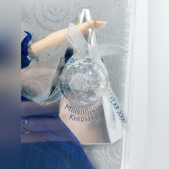 Vintage Y2K Millennial Princess Barbie With Hallmark Collectible Ornament In box - Picture 3 of 11